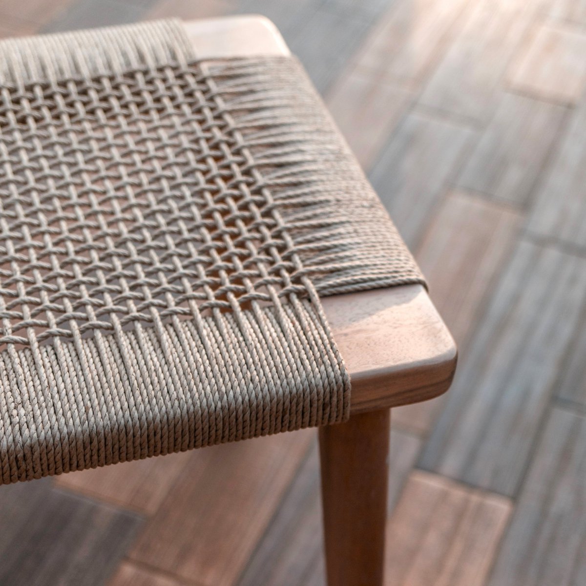 Holzhocker SUNDA – Handgefertigt aus Trembesi-Holz mit geflochtener Sitzfläche aus Recyclingpapier – Größe L