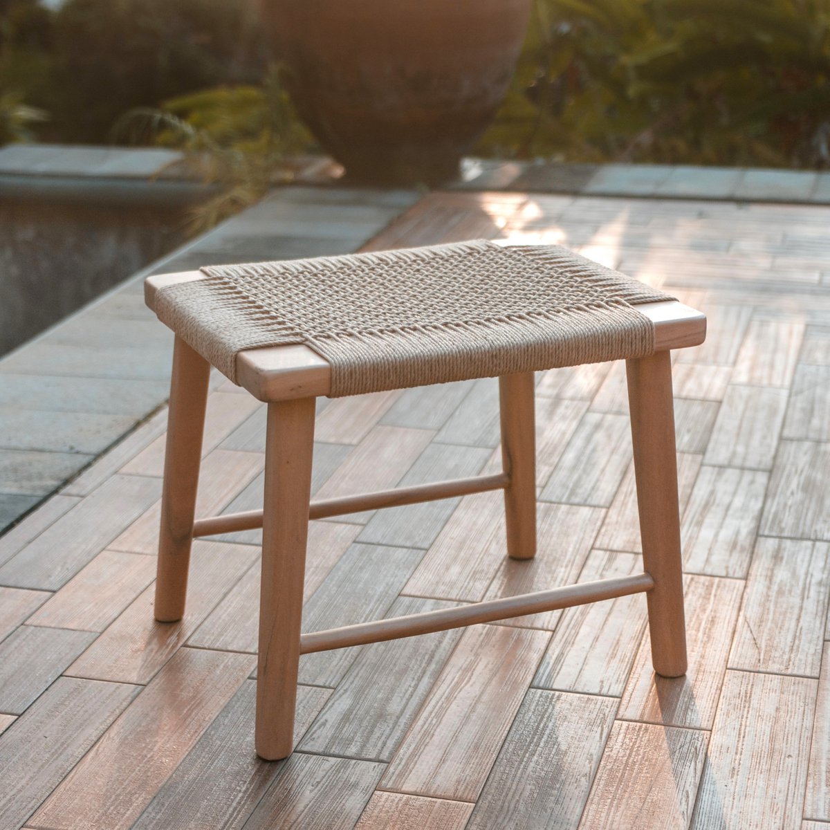 Holzhocker SUNDA – Handgefertigt aus Trembesi-Holz mit geflochtener Sitzfläche aus Recyclingpapier – Größe L