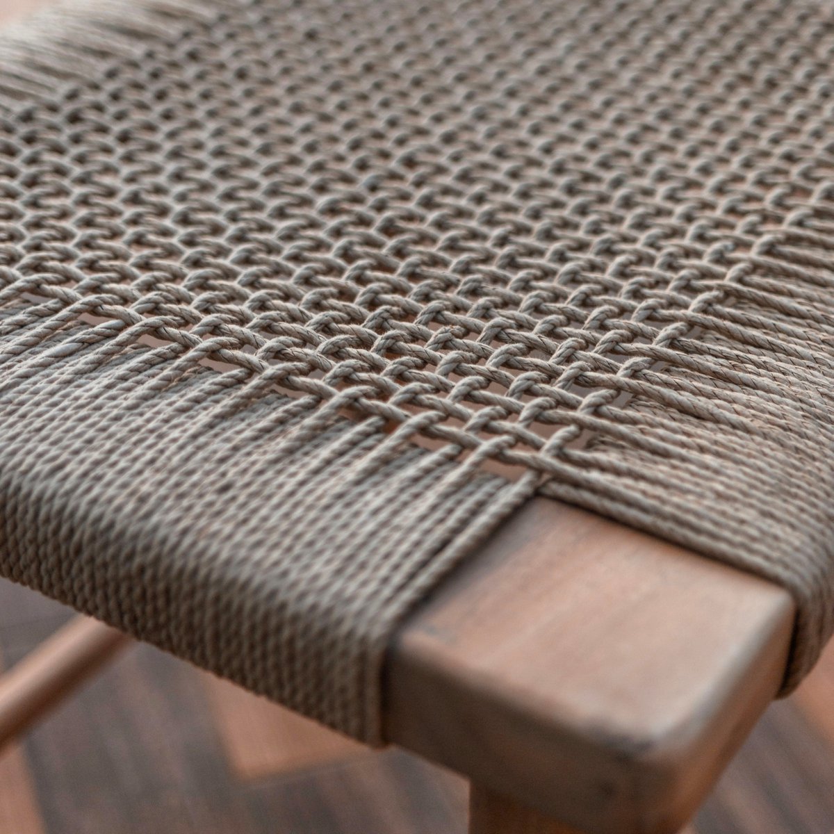 Holzhocker SUNDA – Handgefertigt aus Trembesi-Holz mit geflochtener Sitzfläche aus Recyclingpapier – Größe L
