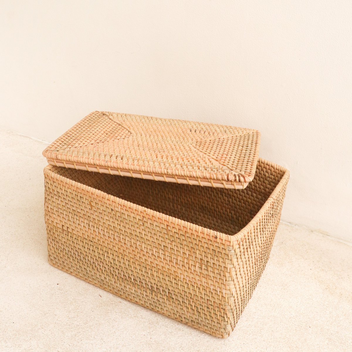Handgeweven Opbergmand met Deksel van Beige Rotan – Graha (2 Maten) | Decoratieve Duurzame Opbergoplossing