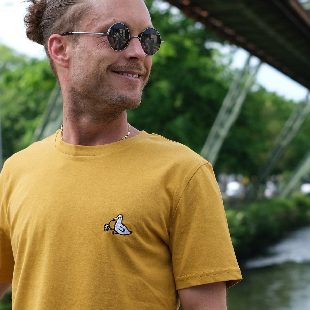 Besticktes T-Shirt Piet die Ente – Unisex-Bio-Baumwolle
