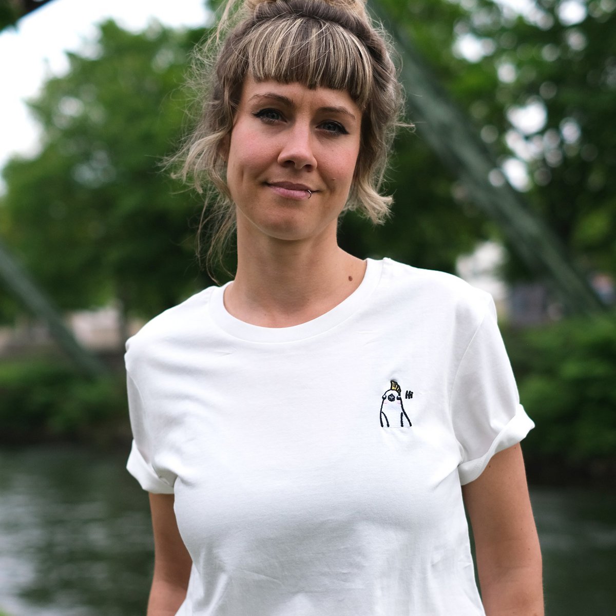 Besticktes T-Shirt – Heidi der Nymphensittich
